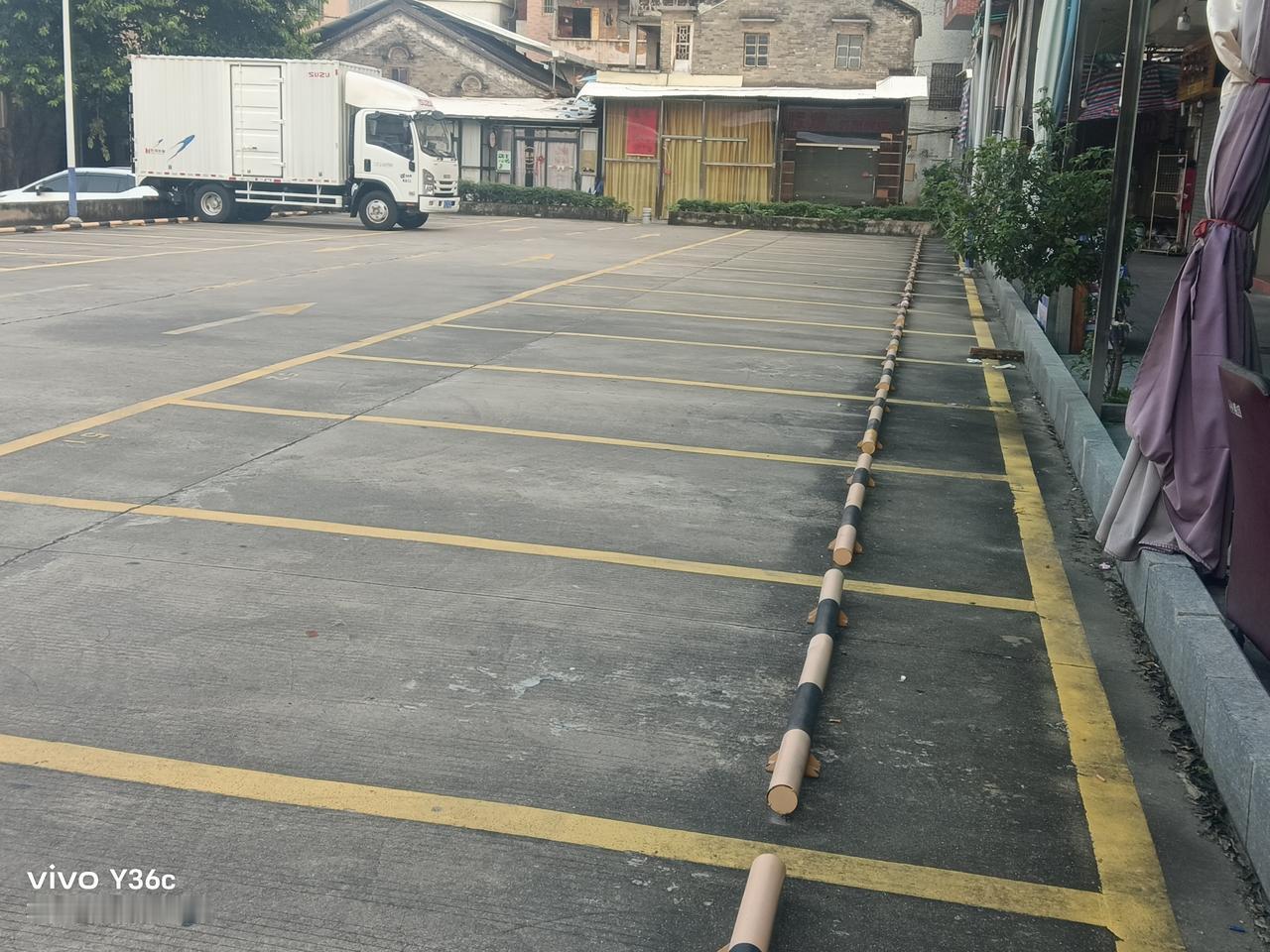 佛山:空荡荡的停车场
不知道什么的原因，
一百多个车位停车场，
主有零星星几辆车