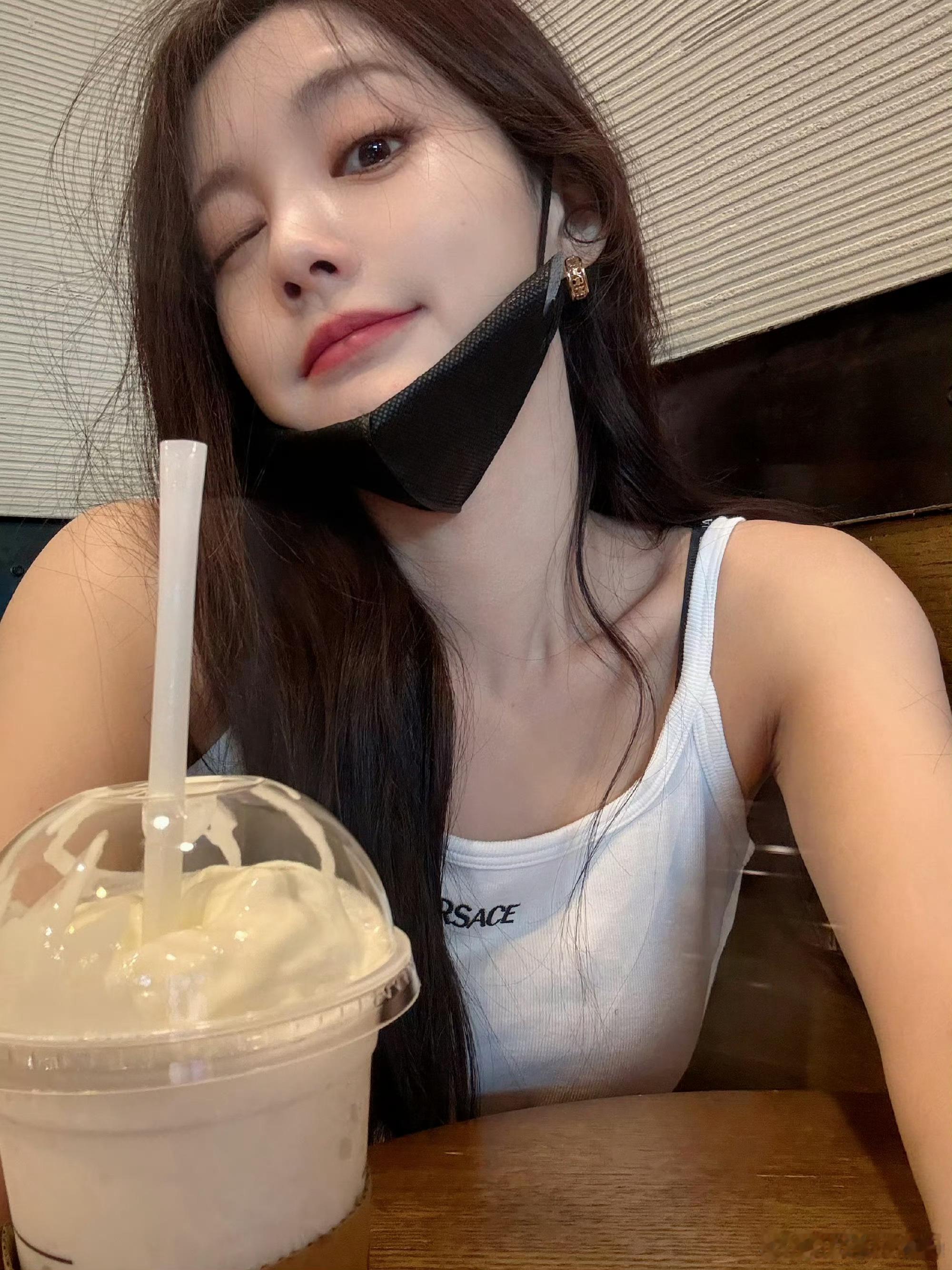 李一桐，是美女但是也不耽误她抽象啊[允悲][允悲][允悲] ​​​