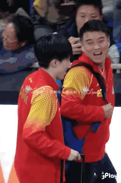 王楚钦的表现，令王皓非常满意。成都混团，比赛结束王楚钦退场，王皓一路对着大头有说