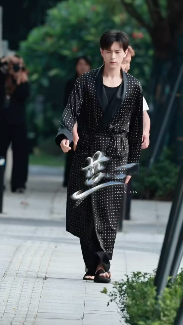 啊啊啊啊李现睡袍战神来的！！！李现雾里青睡袍路透李现黑色丝绸睡袍造型