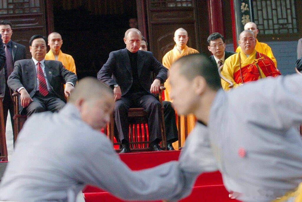 老照片了20年过去了当时负责陪同普京参观少林寺的是释永信。 