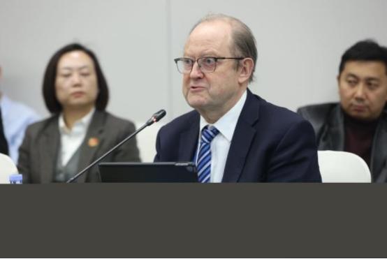 中美“必有一战”？英国专家捅破窗户纸：美国早想“核平”中国，只是怕打不赢
 
最