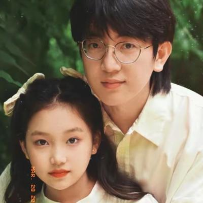 上海一男子领养了一个12岁的盲童女孩，花25万给他治眼睛，谁料女孩眼睛治好后，跪