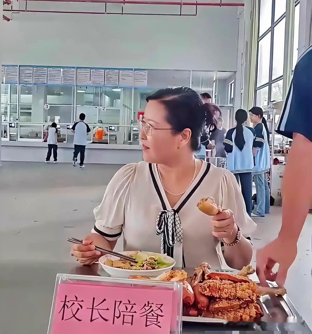 校长陪餐 份量足营养才能好
陪餐不是陪着学生吃，而是指吃学生一样的餐，主要是为了