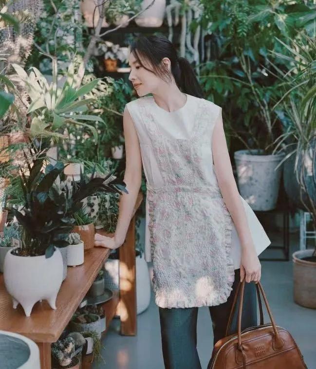 董洁真·穿搭高手！✨
背心叠穿碎花围裙+牛仔裤，时髦又高级
松弛感拉满，把文艺氛