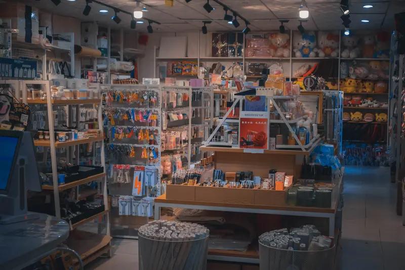 现在的实体店，被网购冲击的不要不要的，沿街商铺也从以前的贵族变成了狗不理，这是经