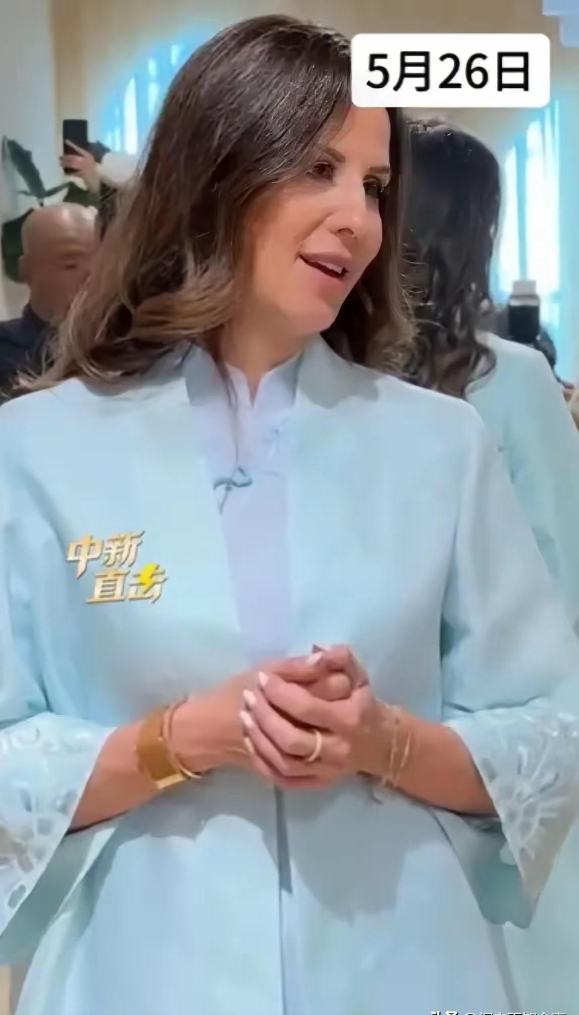 武契奇夫人塔玛拉万万没想到，就在她试穿旗袍之后，网友们竟强烈要求，让她所逛的商家