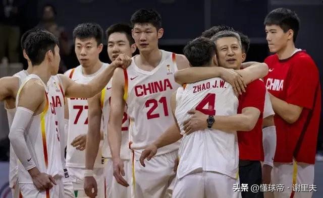 恕我直言，老篮球球迷都知道，谁也不会说男篮打省队费劲这种话了！没有归化球员不知道