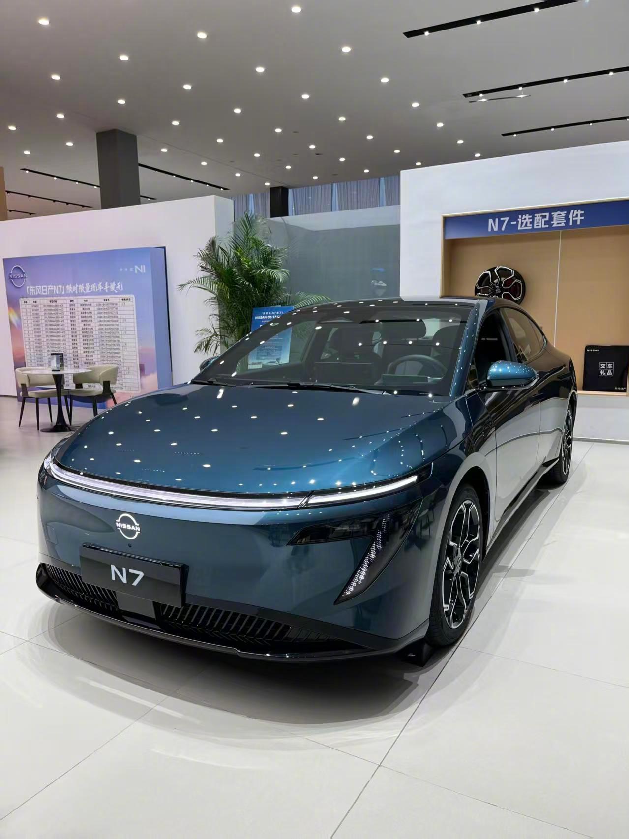 配备了智能钥匙，靠近车子自动解锁，离远了自动上锁，不用掏钥匙就能开车门，挺方便。