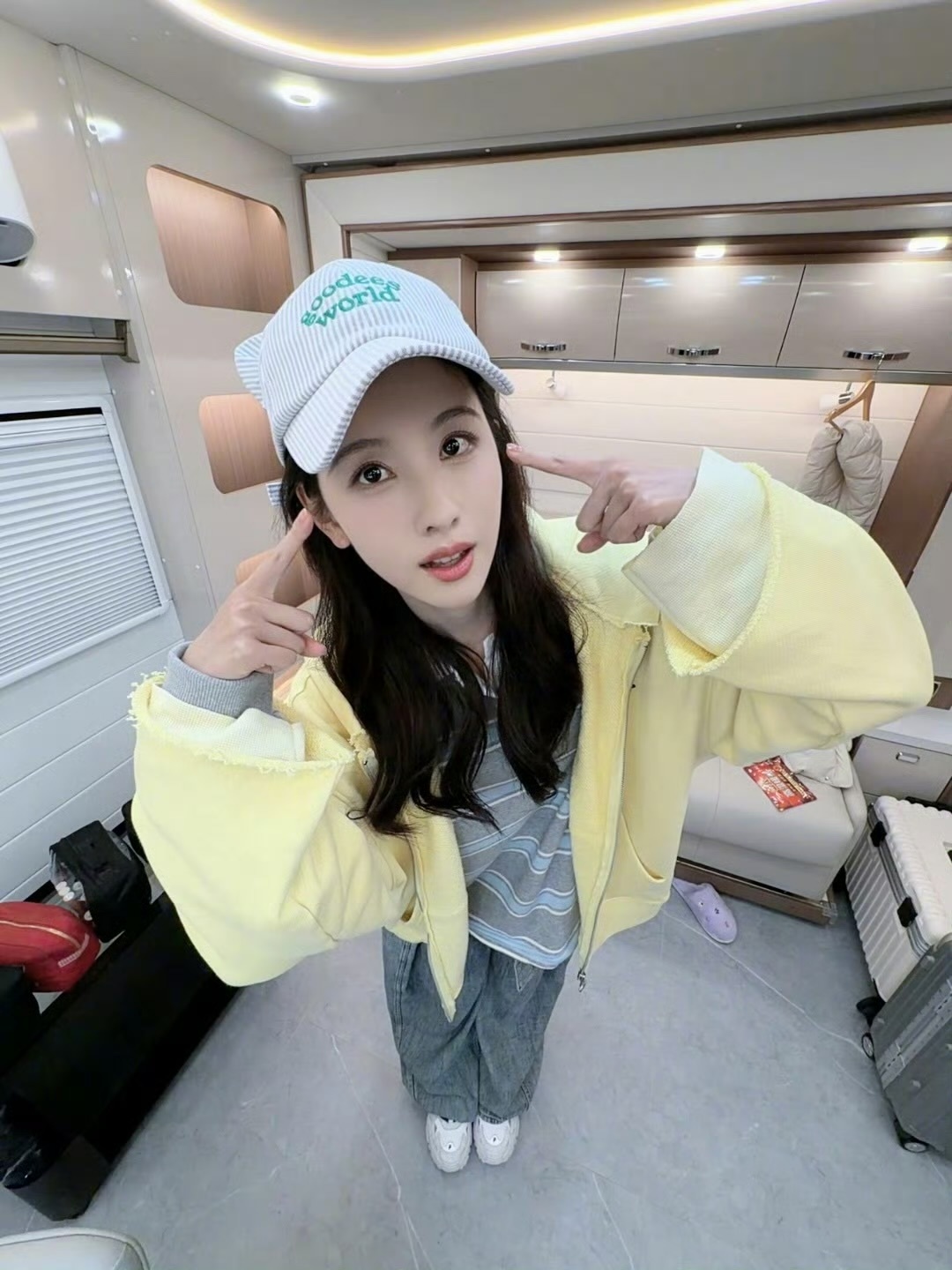 陈都灵聊宠物出行太共情了9张live送达萌萌的小兔子一枚……嘟嘟你到底是小猫还是