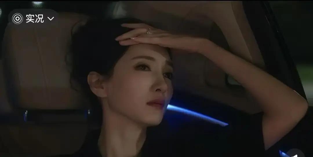 江疏影38岁这年，在爱奇艺新剧《昨夜将至》里，给45岁的任重当了一回后妈。

这
