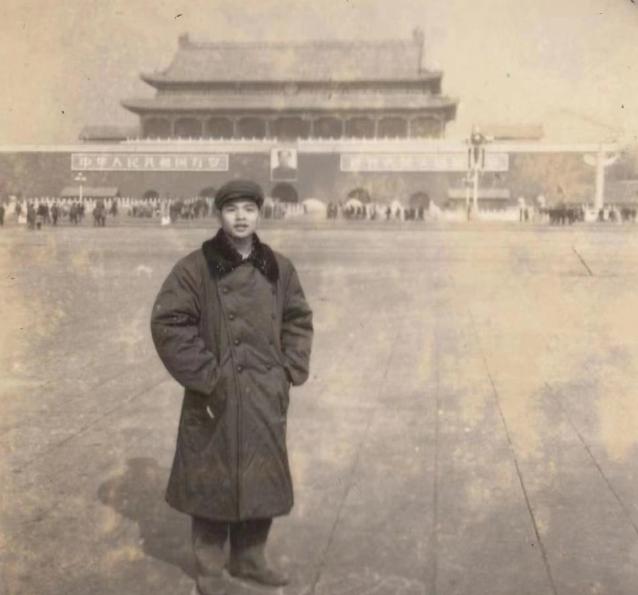 1996年，公费留学的黄大年宣誓加入英国国籍，遭父母怒斥忘祖，长期背负着不被理解