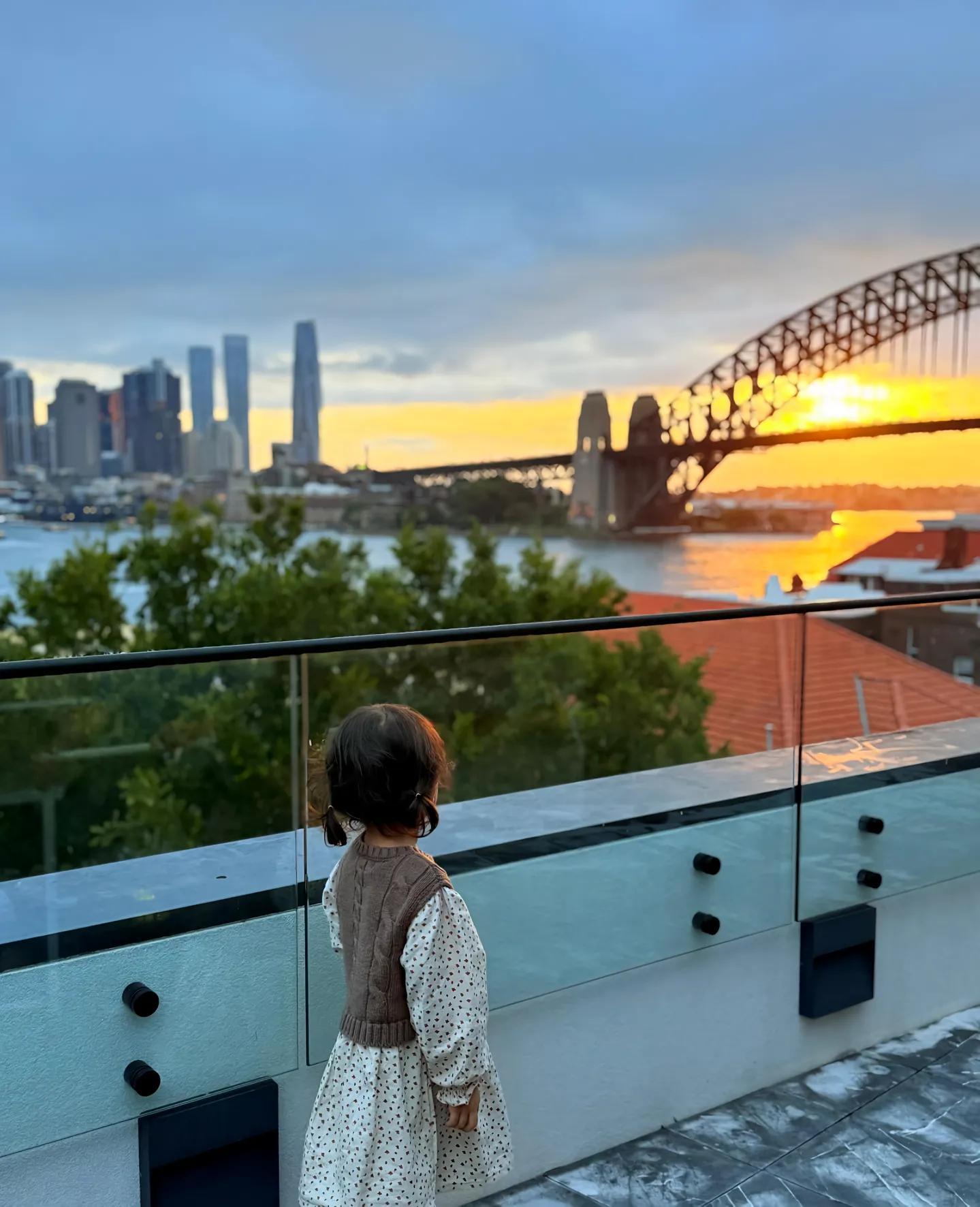 周杰伦晒小女儿背影杰伦：也許是哪場演唱會讓她開始喜歡表演 不管在哪裡 只要聽到音