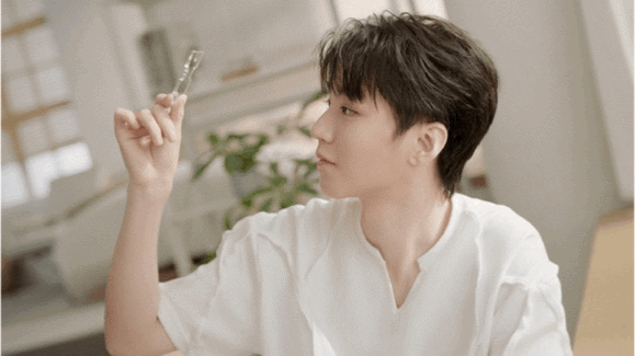 #王俊凯水之蔻品牌代言人# 幸福就是九月常常与王俊凯见面[馋嘴]帅哥又宣新商务咯
