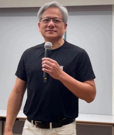 难怪有人常说，华人要是和白人结婚，到了第三代基本就看不见华人的样子了。英伟达的老