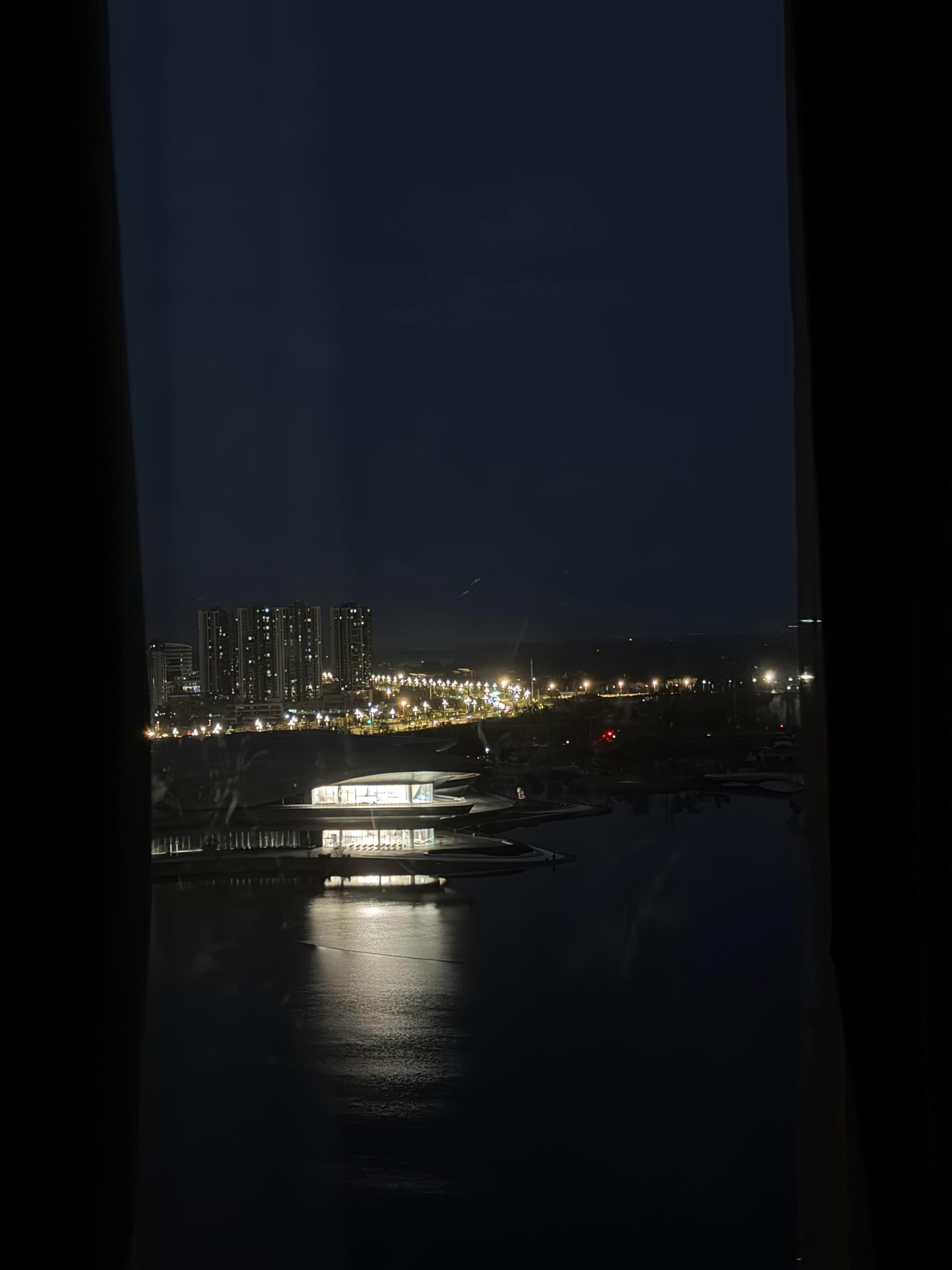 今天起的早，拉开窗帘一看，居然还没亮天。成都亮天这么晚啊 