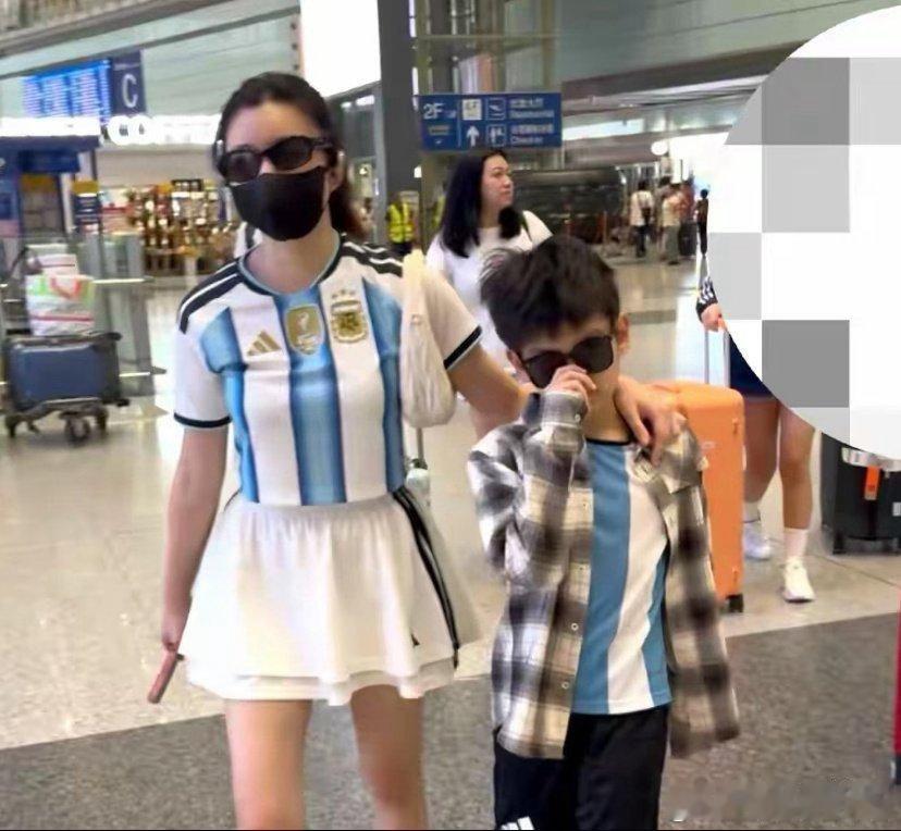 陈妍希儿子星星颜值母子俩穿阿根廷球衣现身机场又被拍到。戴着墨镜也挡不住高鼻梁和清