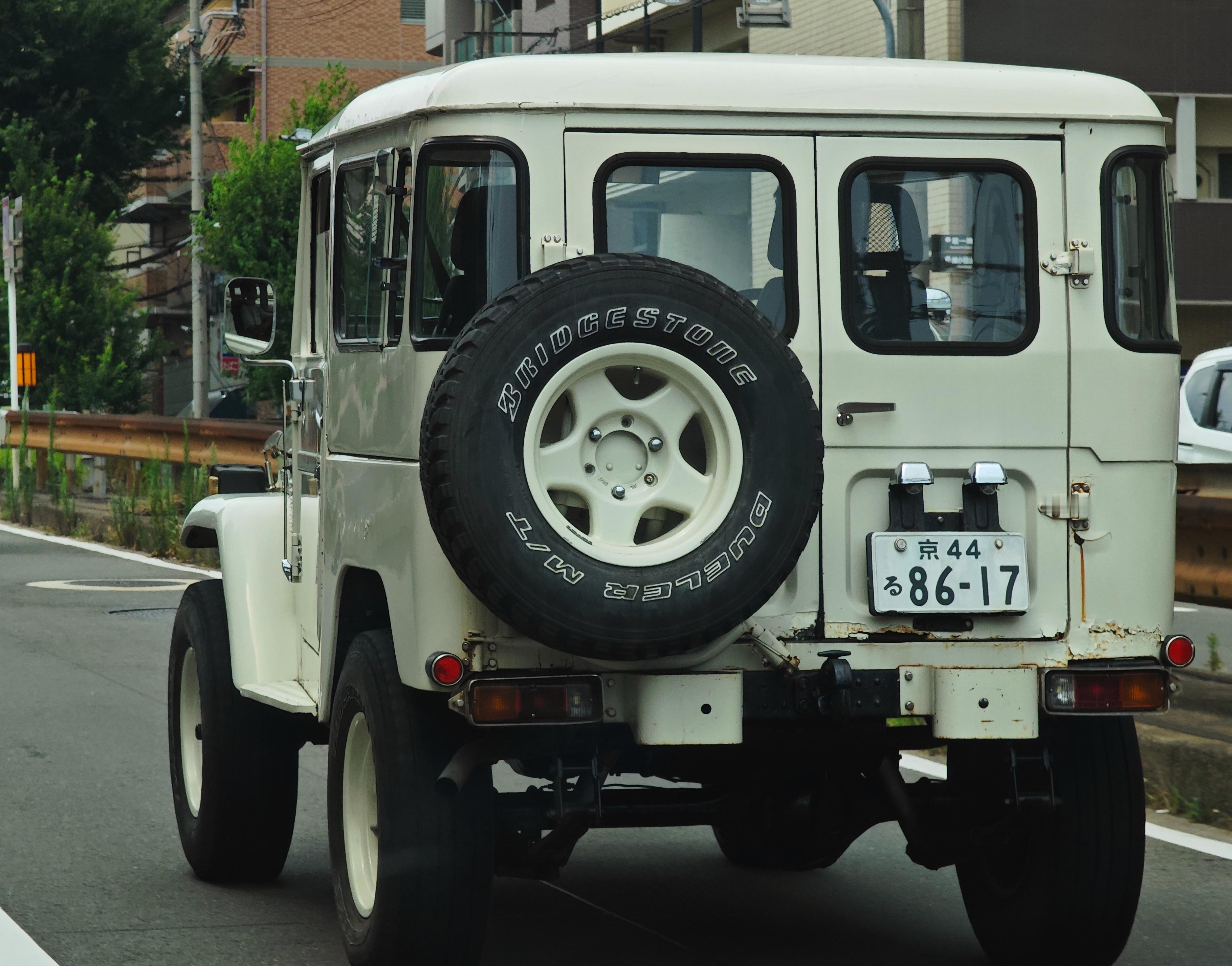 #型车街拍# 偶遇陆巡40系双门硬顶，从车牌上的“京”字看，上牌至少快40年了。