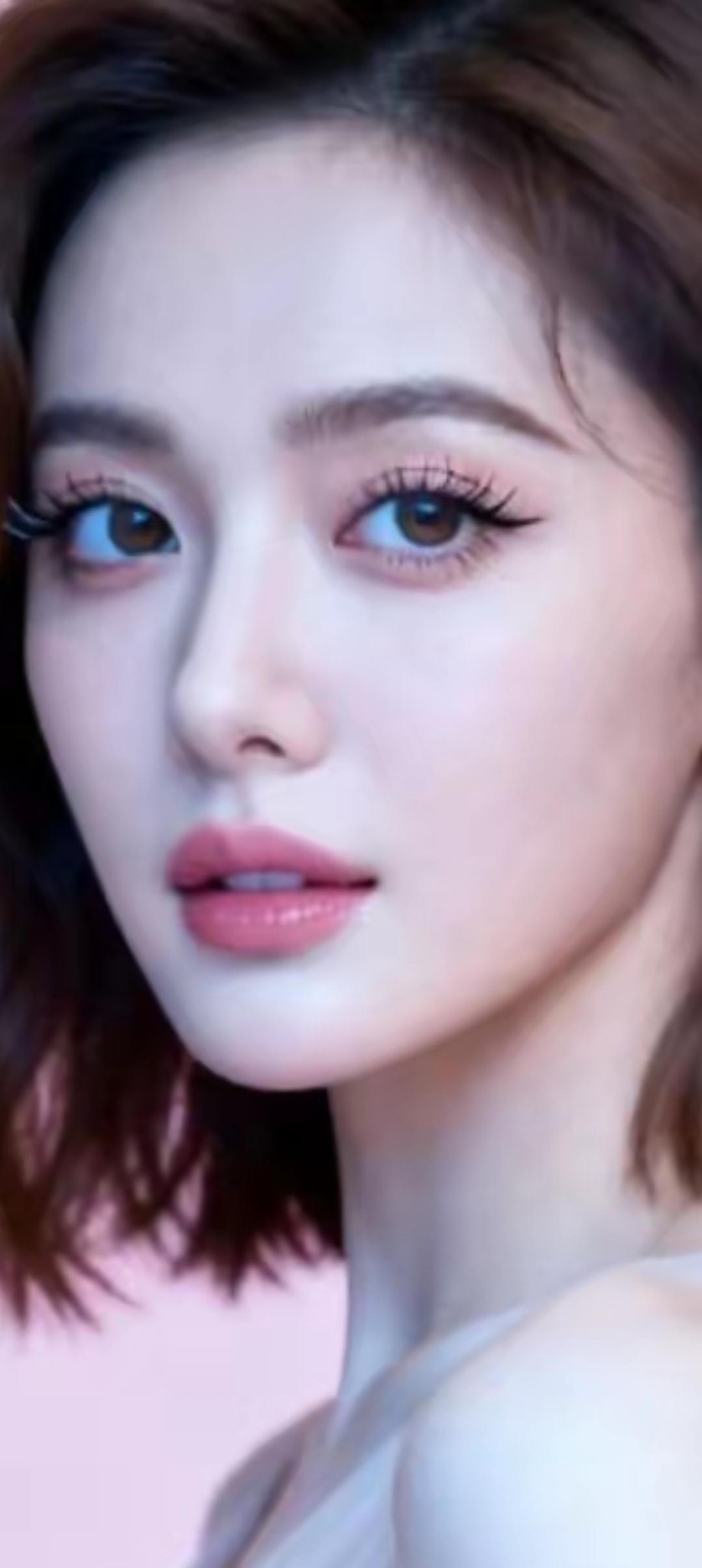 温柔眼妆，甜美少女心，粉色调背景，完美妆容
