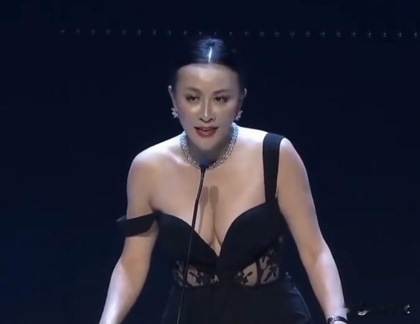 刘嘉玲这件礼服大家觉得怎么样，是不是很性感啊？可能也只有她这样的魔鬼身材才能Ho
