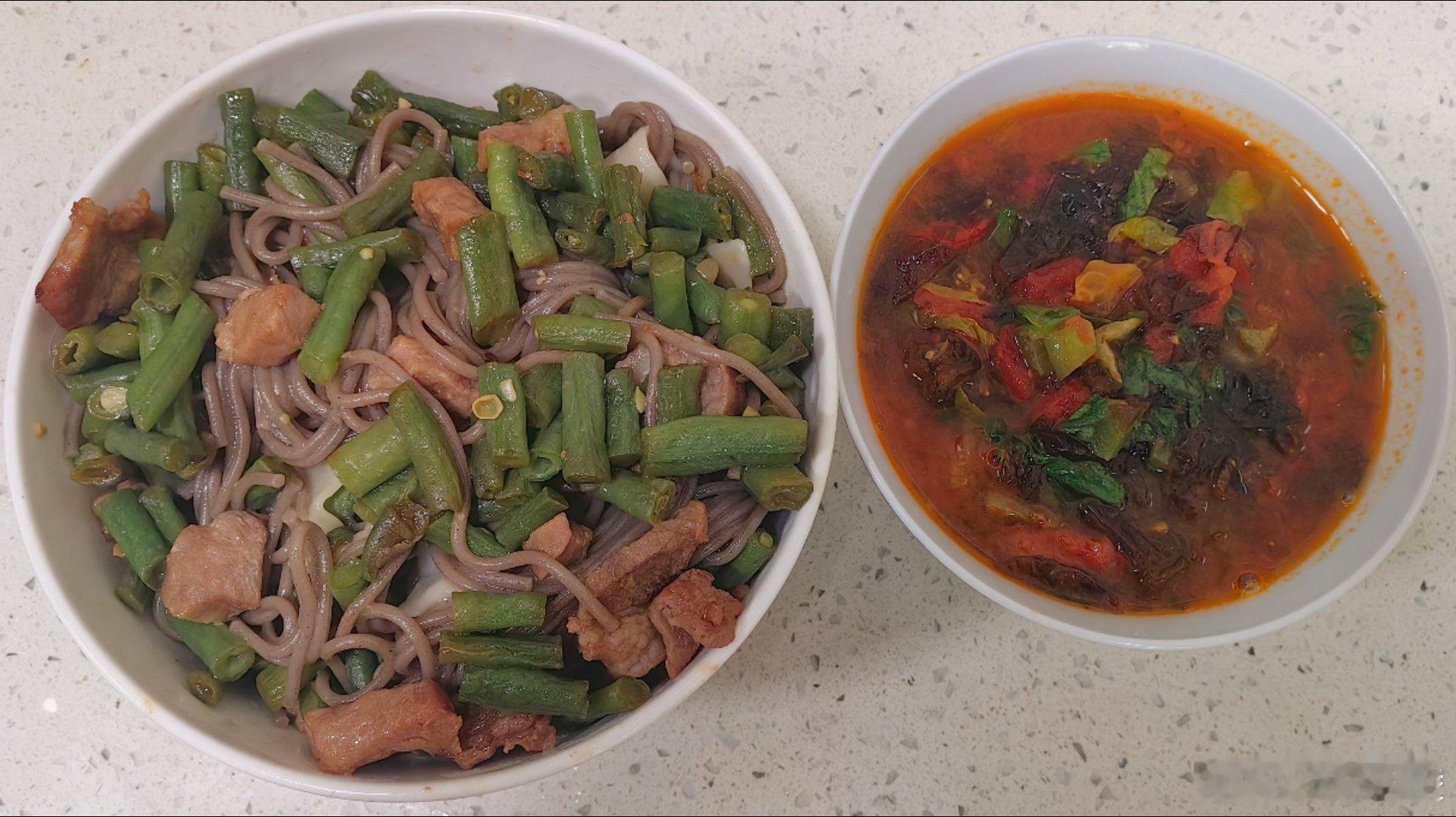 #这个问题吃什么# 赶集回来不早了，吃面吧：刚买的豆角加肉炖一下，做一份番茄紫菜