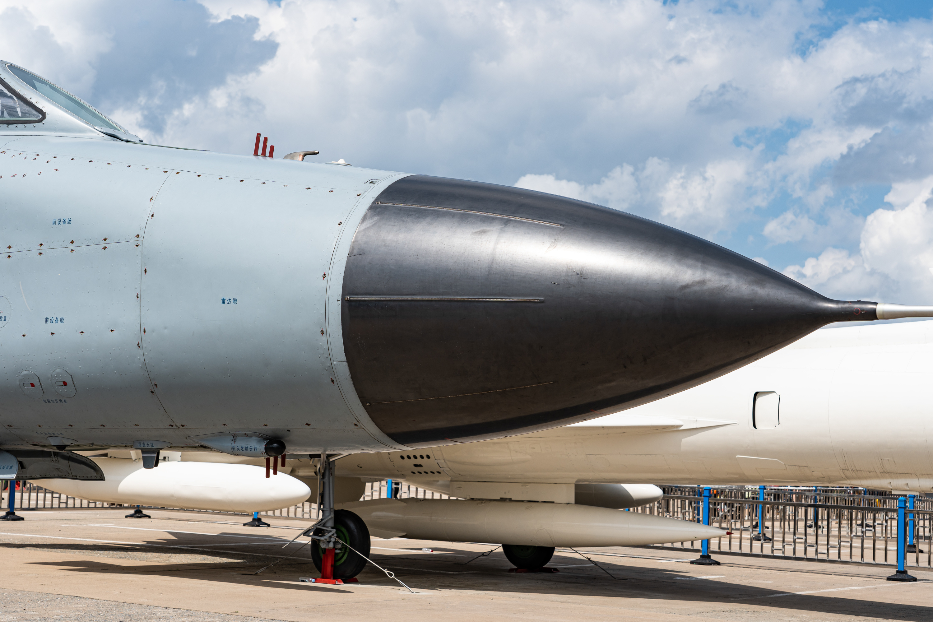 #航空新视野[超话]#  国产传统二代半战斗机和传统三代半战斗机，雷达罩还是有明