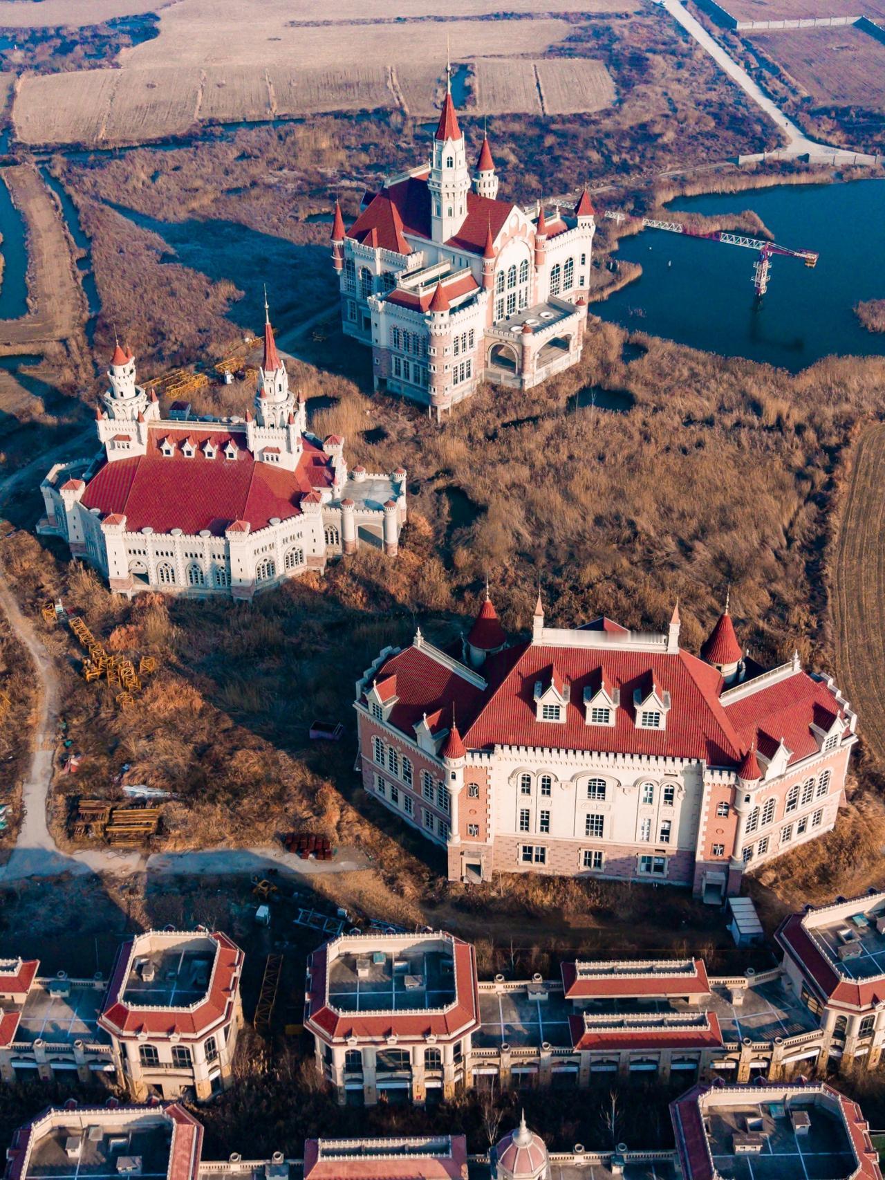 冬天带娃去来徐州吧！这里没有北方刺骨的严寒，却有淮海地区规模最大的滑雪场、挂满枝