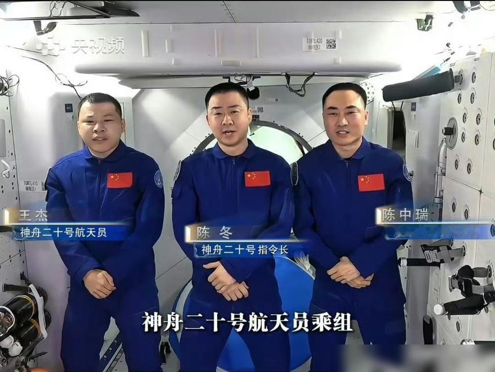 3.5小时之后，东风着陆场见。

神舟二十一号载人飞船刚和空间站组合体分离，神舟