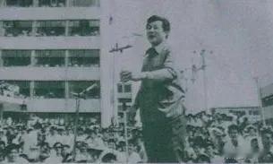 1982年王心刚五十岁
《大众电影》百花奖最佳男主角奖奖杯也可以算他五十岁的生日