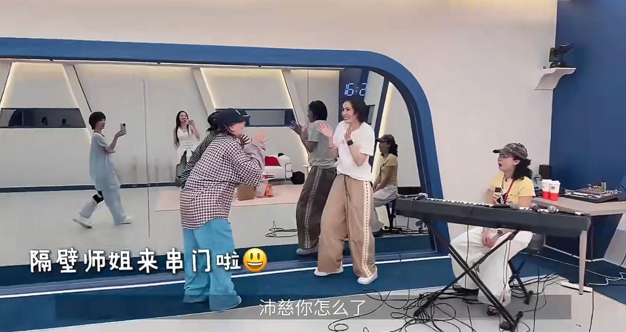 果然优秀的姐姐是惺惺相惜！！两个姐姐都想要，不做选择李斯丹妮曾沛慈握手
