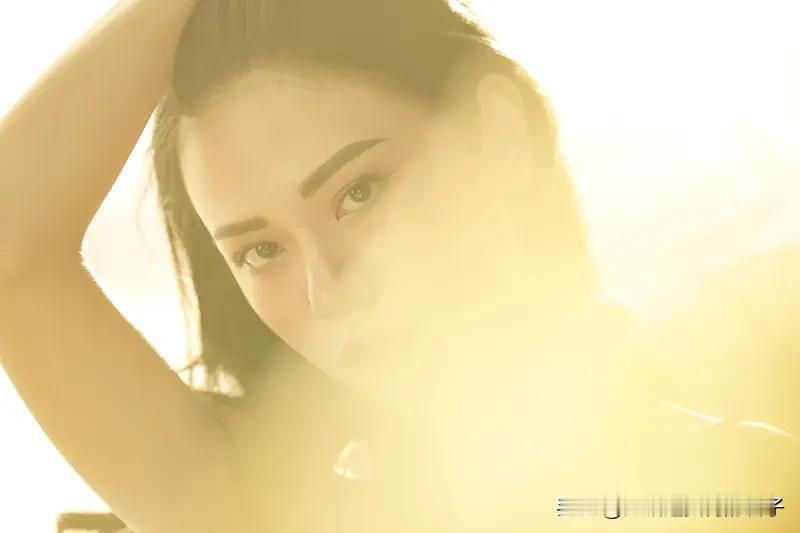 神似张柏芝的素颜美女七七出道啦！她签约张雪迎前公司中都文化传媒，还发布了公式照。