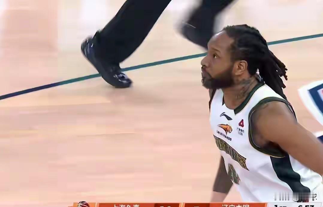 三个小外援里他的实力最强，有体能，有突破，有三分，比赛气质也好。威尔斯年龄大了，