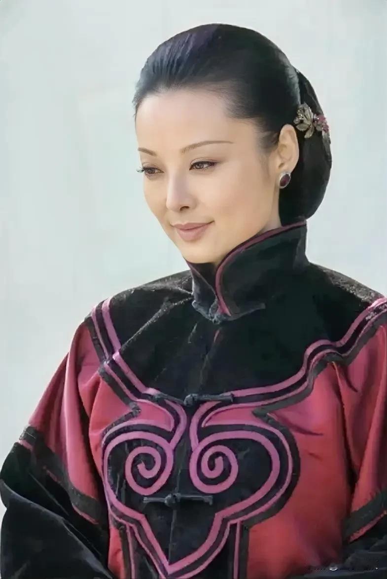 女演员袁立不争不抢的性格是她人生最大的优点。美丽于袁立而言是最不值得一提的优点，