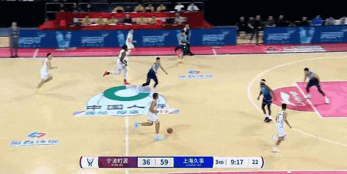 上海久事超级中锋怀特塞德真是无可阻挡！在今天进行的上海久事和宁波町渥的比赛中，当