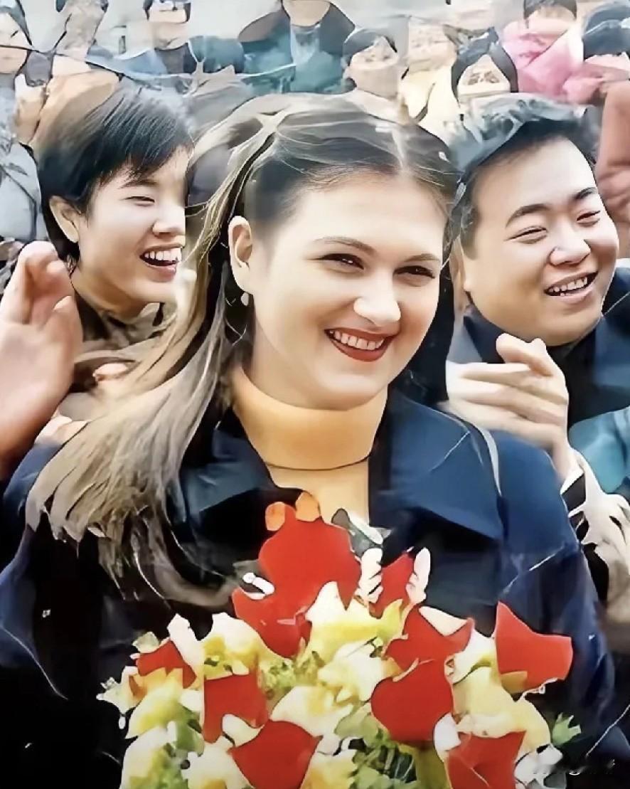 23岁乌克兰姑娘娜佳，1998年远嫁给河南小伙赵鹏。两人婚后8年，生下3个儿子。