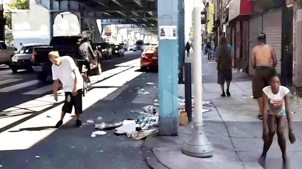 几十年来，咱们的留学生、学者、精英，一批批地往美国跑。
可怪就怪在这，没一个人，