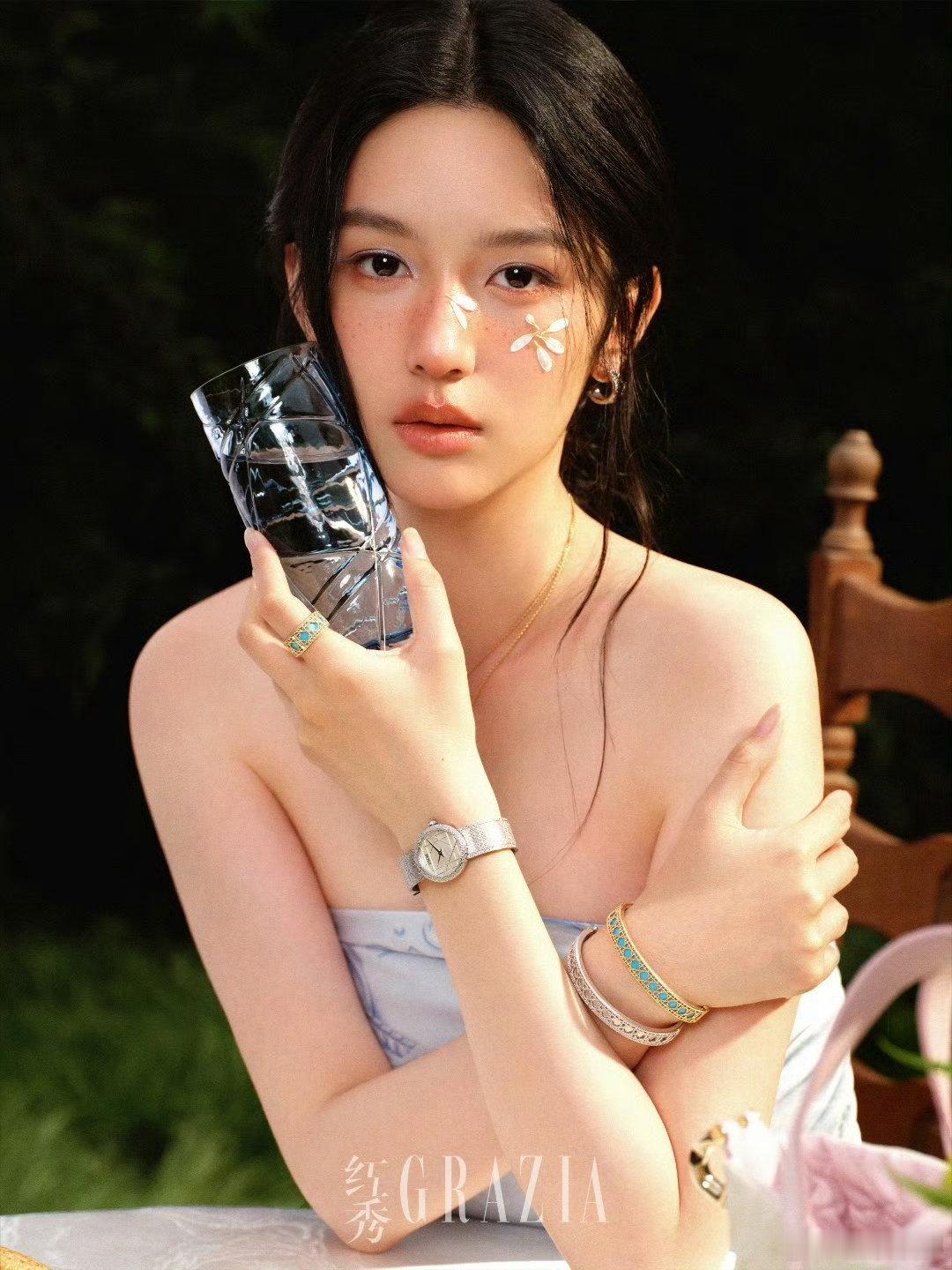 周也花瓣妆 周也森系油画少女周也好美的森系油画少女啊啊啊！！草编帽+花瓣妆太美了