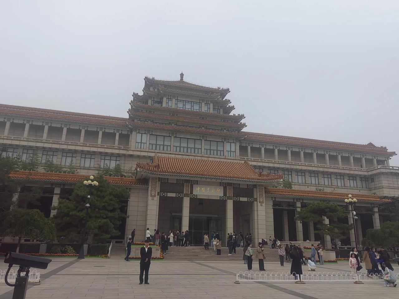 中国美术馆，热爱艺术的人还是很多。
