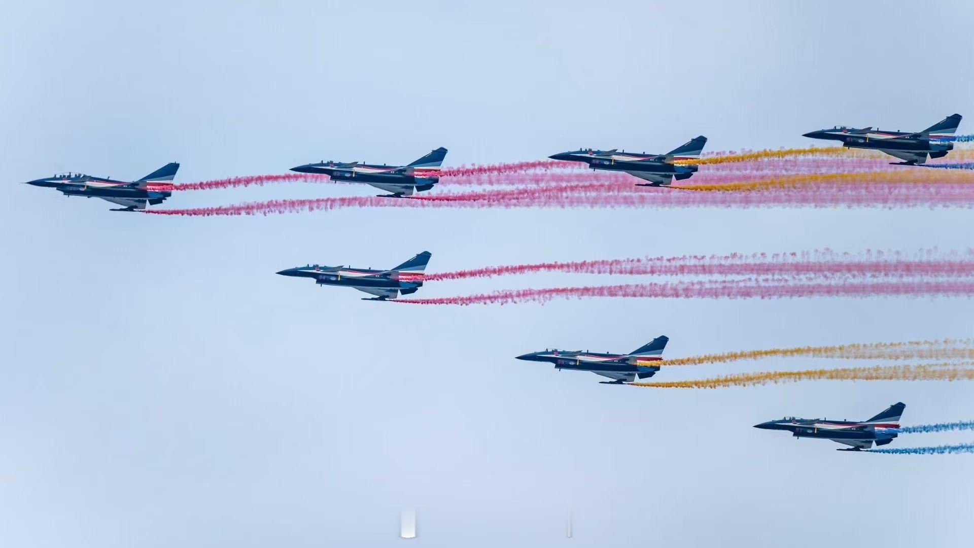 九三阅兵式倒计时！中国空军“八一”飞行表演队拉烟飞过北京上空！阅兵 镜头里的大国