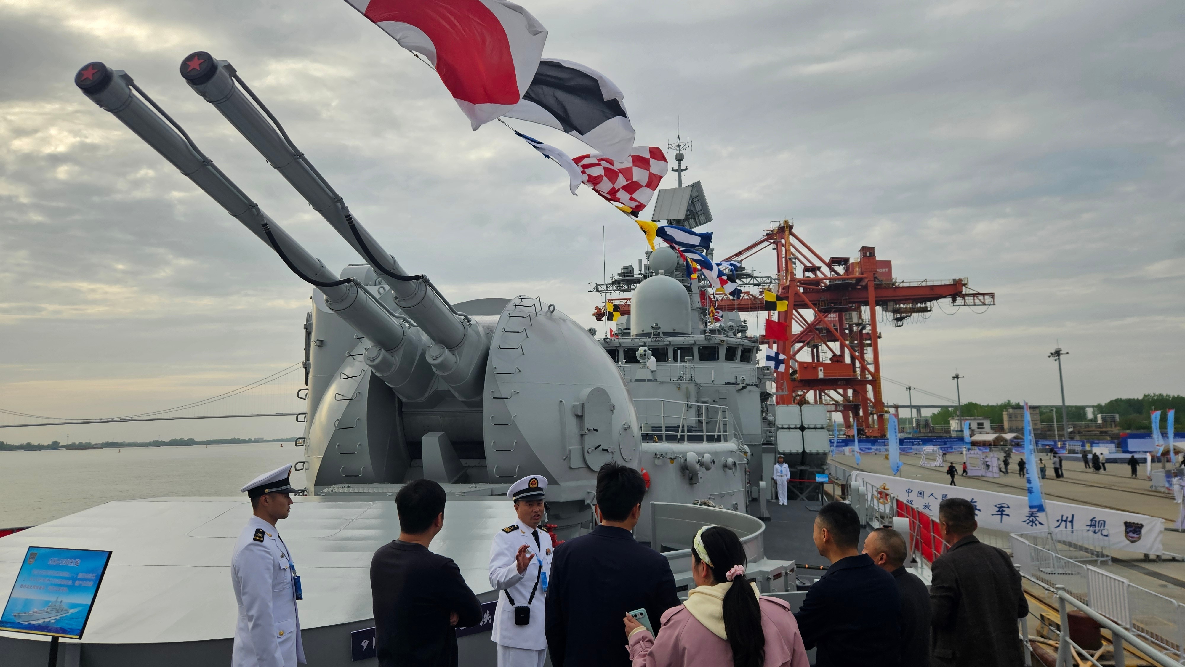 解放军驱离荷兰军机现场画面中外舰闻 上次日舰进领海有警告射击这次却没有，德鲁伊特