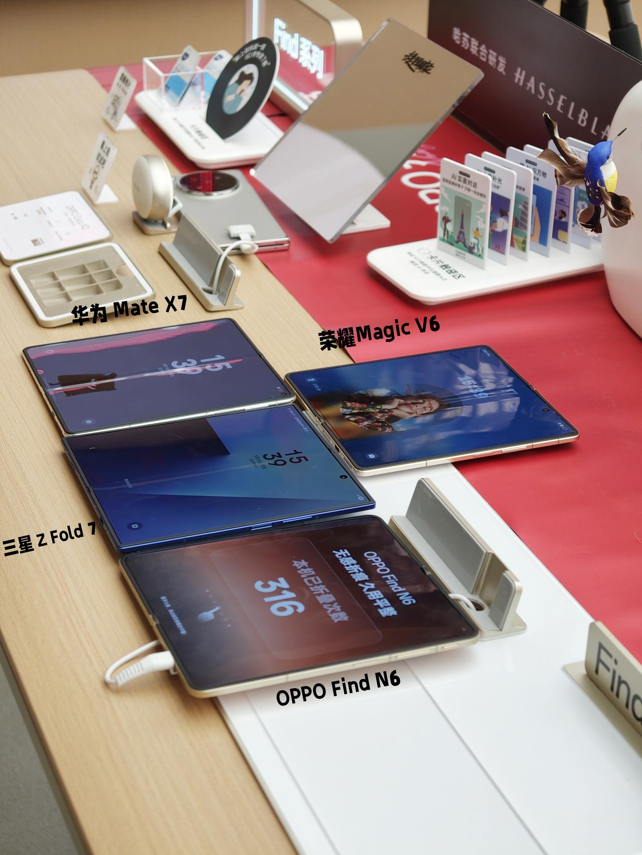 手持三星跟朋友在OPPO店里破防了

周末陪朋友去商场，真的很魔幻

我是万年三