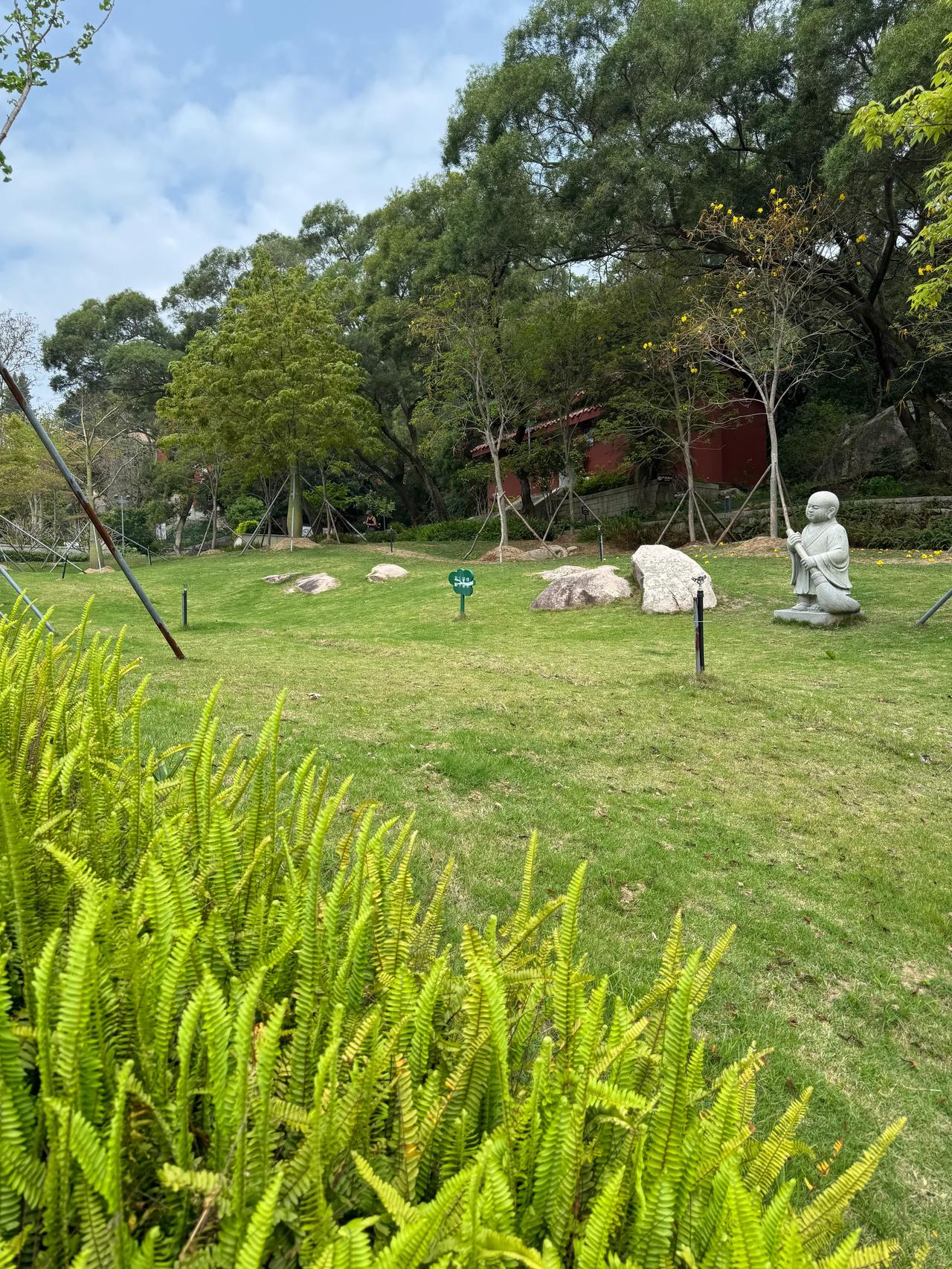 福清市瑞岩山风景区地处千年古镇——海口镇，拥有海口古镇文化、模树石文化、弥勒文化