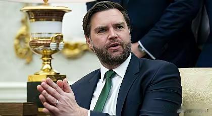 “假俄罗斯油轮”？
看来美国还是很在乎俄罗斯的！
美国在西太平洋上扣留了涂有俄罗