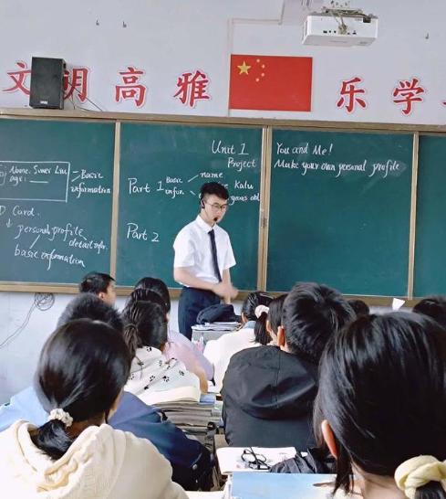 高考考的是“外语”，并非只能考英语。按照现行高考政策，外语属于全国统考科目，考生