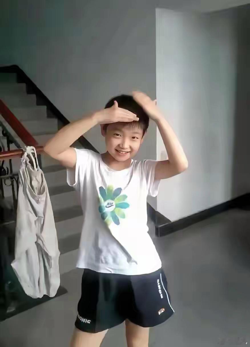 这张照片拍摄于2010年，河北省乒乓球队队员孙颖莎在宿舍外楼道里的留影。那时候她