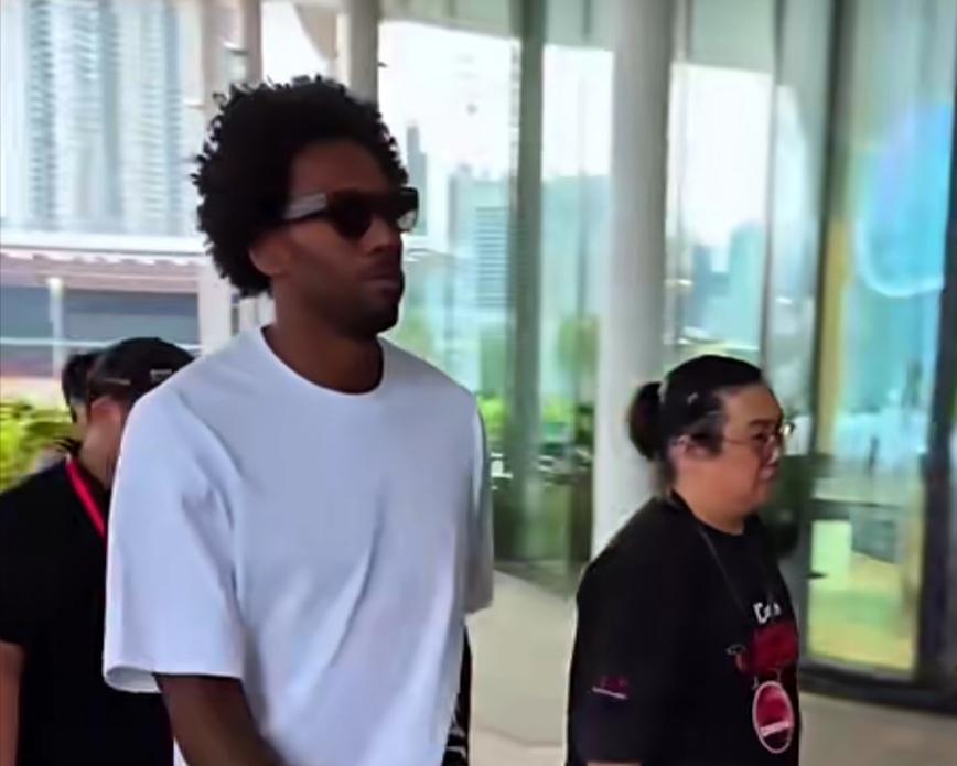 伦纳德现身启德体艺馆，中国行香港站正式拉开帷幕
 
科怀·伦纳德抵达香港启德体艺