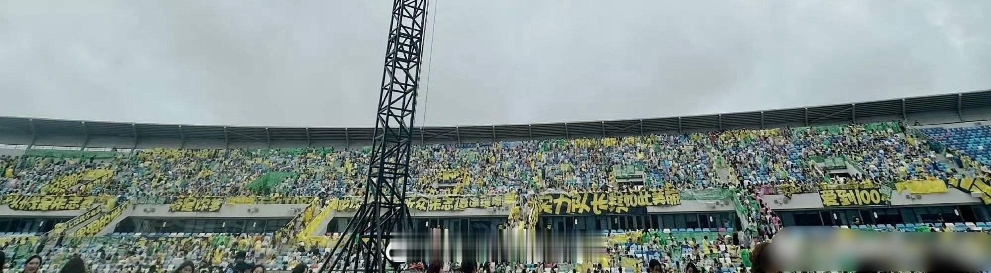 TOP登陆少年演唱会灯牌应援，只能看到朱志鑫黄海和苏新皓红海，其他人没有姓名的吗