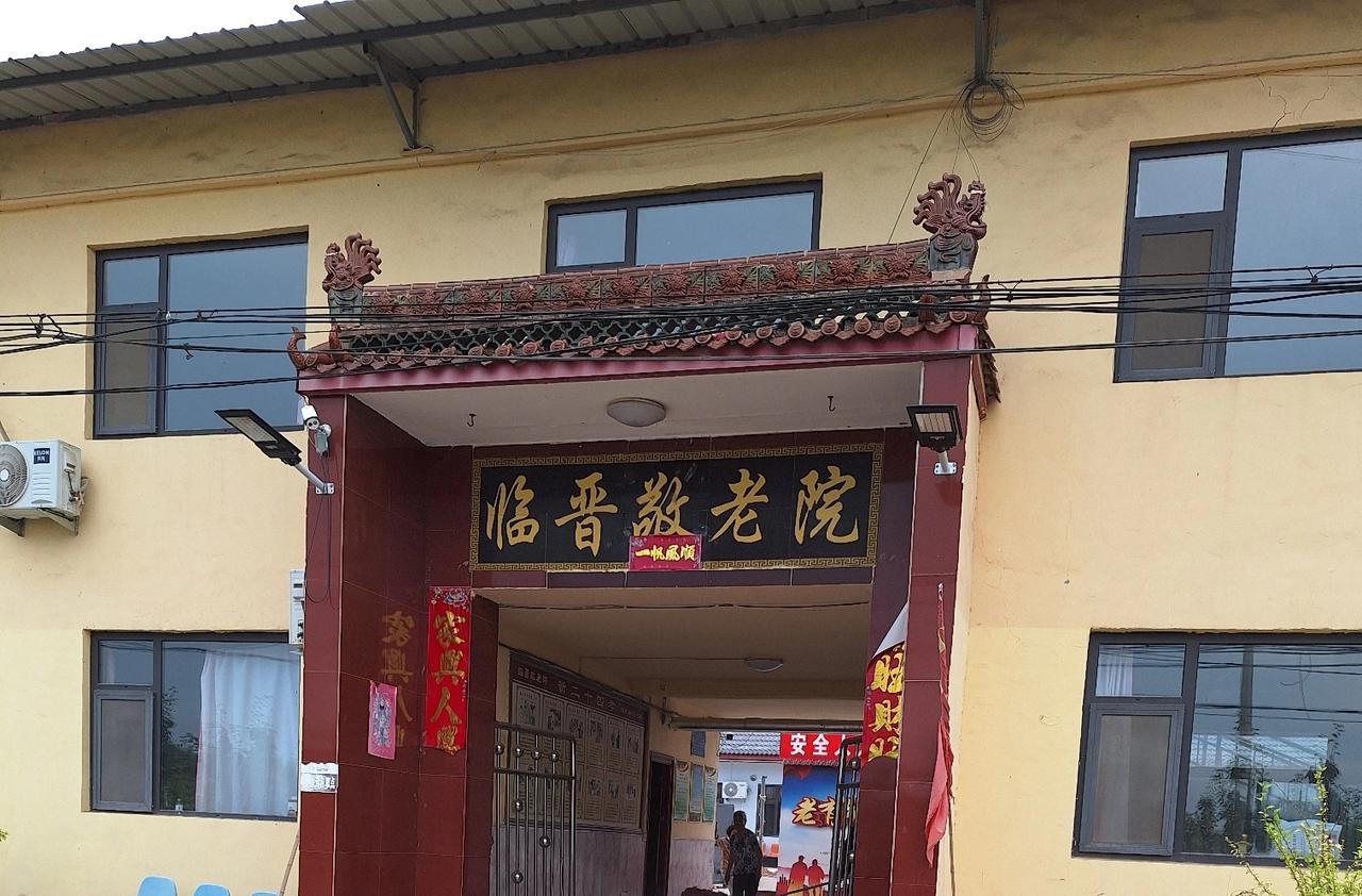 我这个72岁的儿子，陪94岁老妈住进了养老院。