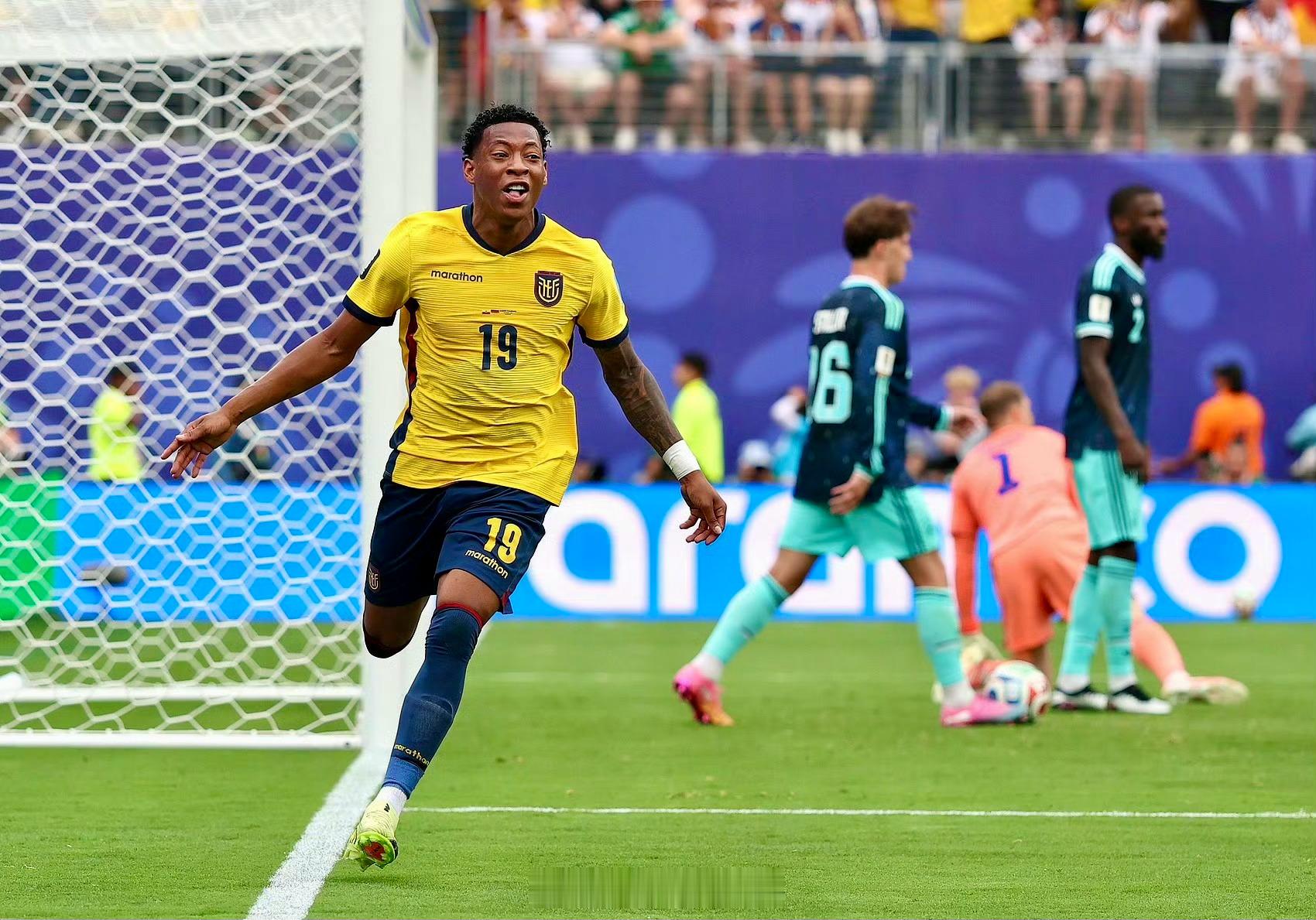 厄瓜多尔2-1逆转德国：硬刚豪门，逆天出线！比赛一开始，德国队就给了厄瓜多尔一个