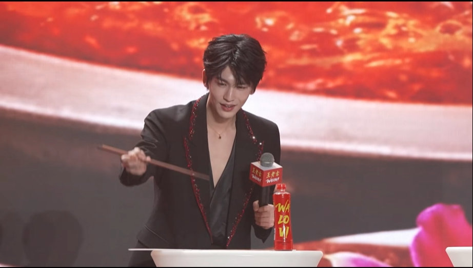张凌赫一秒入戏太夯了 临场演绎自带氛围感buff！张凌赫发布会演技挑战全程高能在